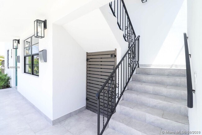 Building Photo - 139 SW 31st Ct