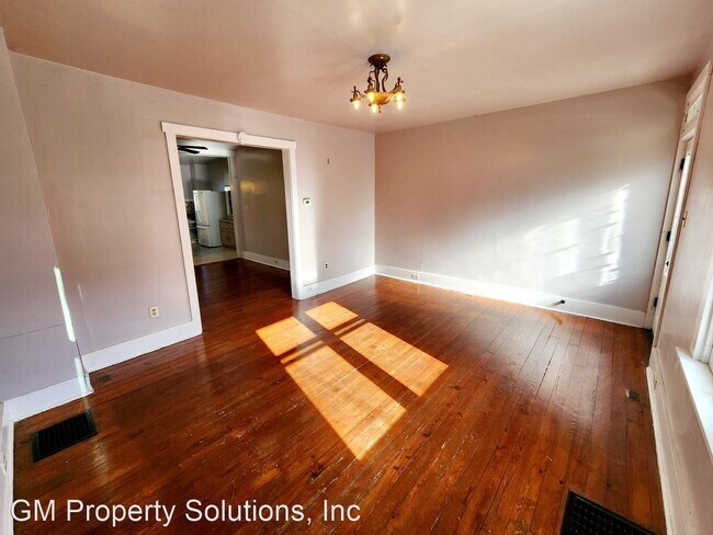 Building Photo - 2 br, 1 bath House - 311 E Main St