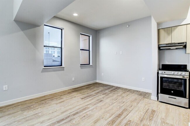 Building Photo - 3113 St Charles St
