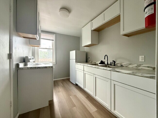 Building Photo - Spacious Upper, 1 bedroom, 1 bath, with bonus room