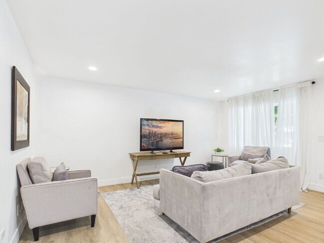 Foto del edificio - Fully furnished with a pool - MOVE IN SPECIAL $500 OFF