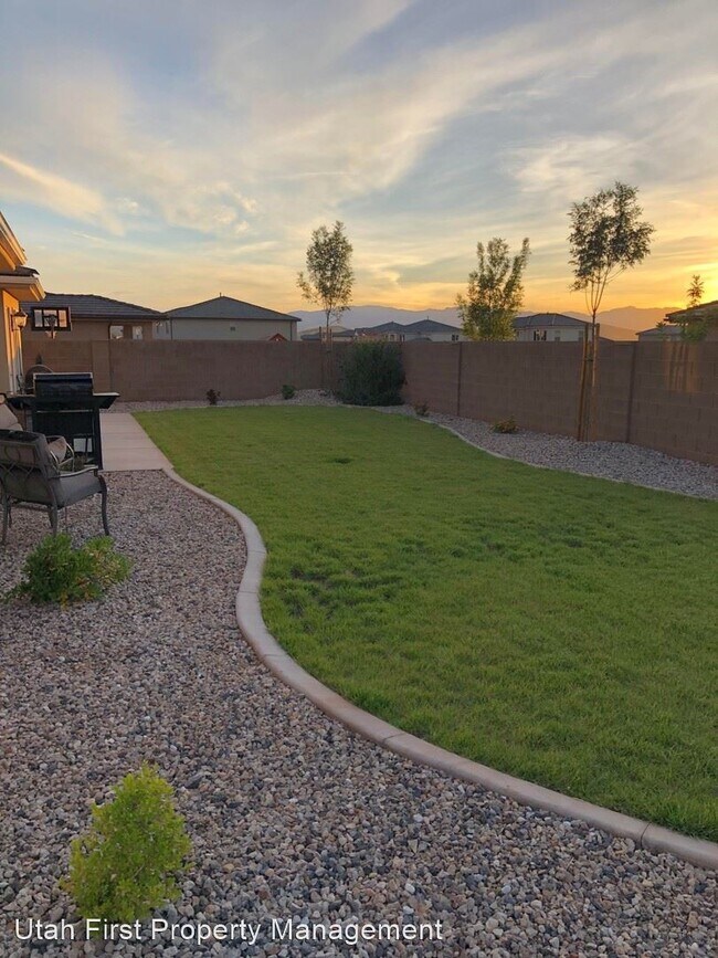 Building Photo - 4 br, 2.5 bath House - 3195 East Livia Dr.