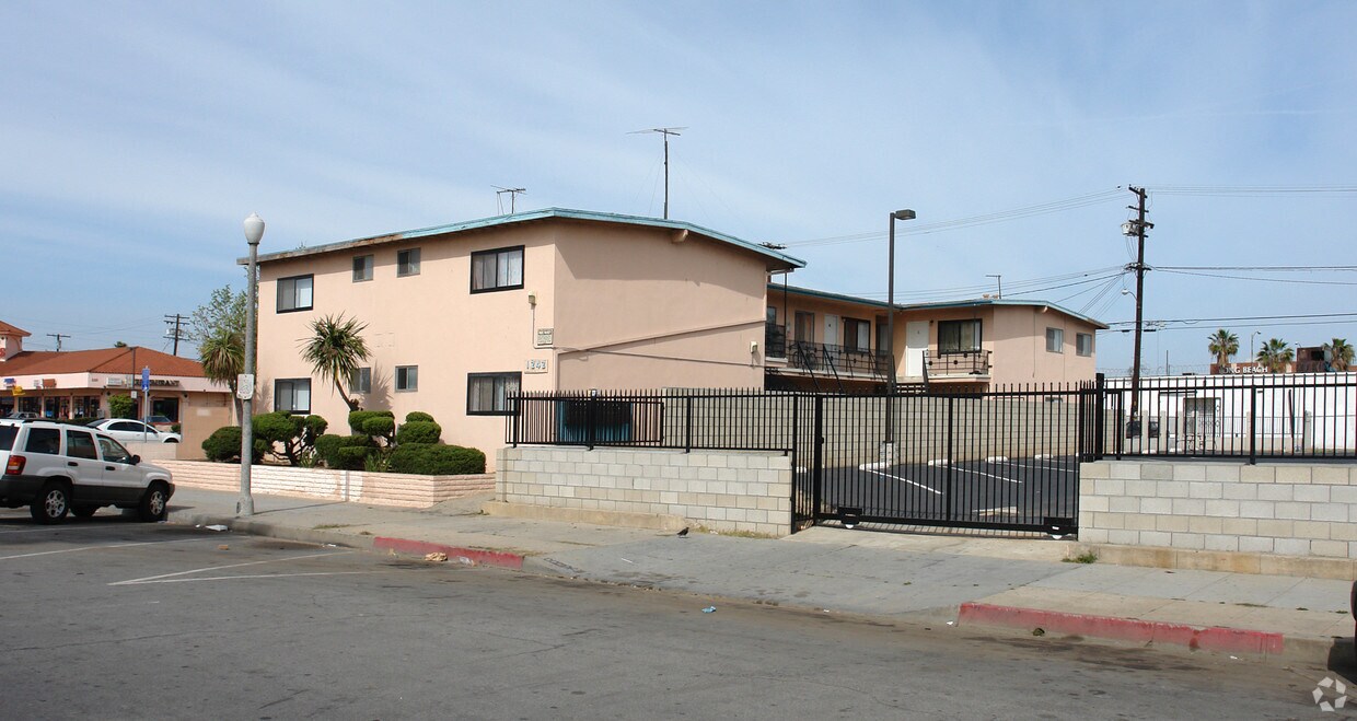 Building Photo - 1242 Cedar Ave