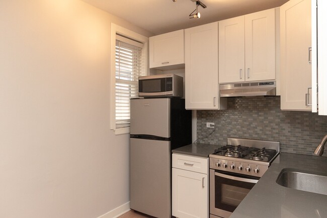 Building Photo - 511 W Belmont Ave