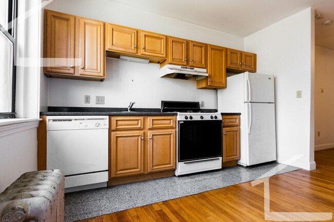 Building Photo - Beauty on a Budget!  Heat and Hot Water In...
