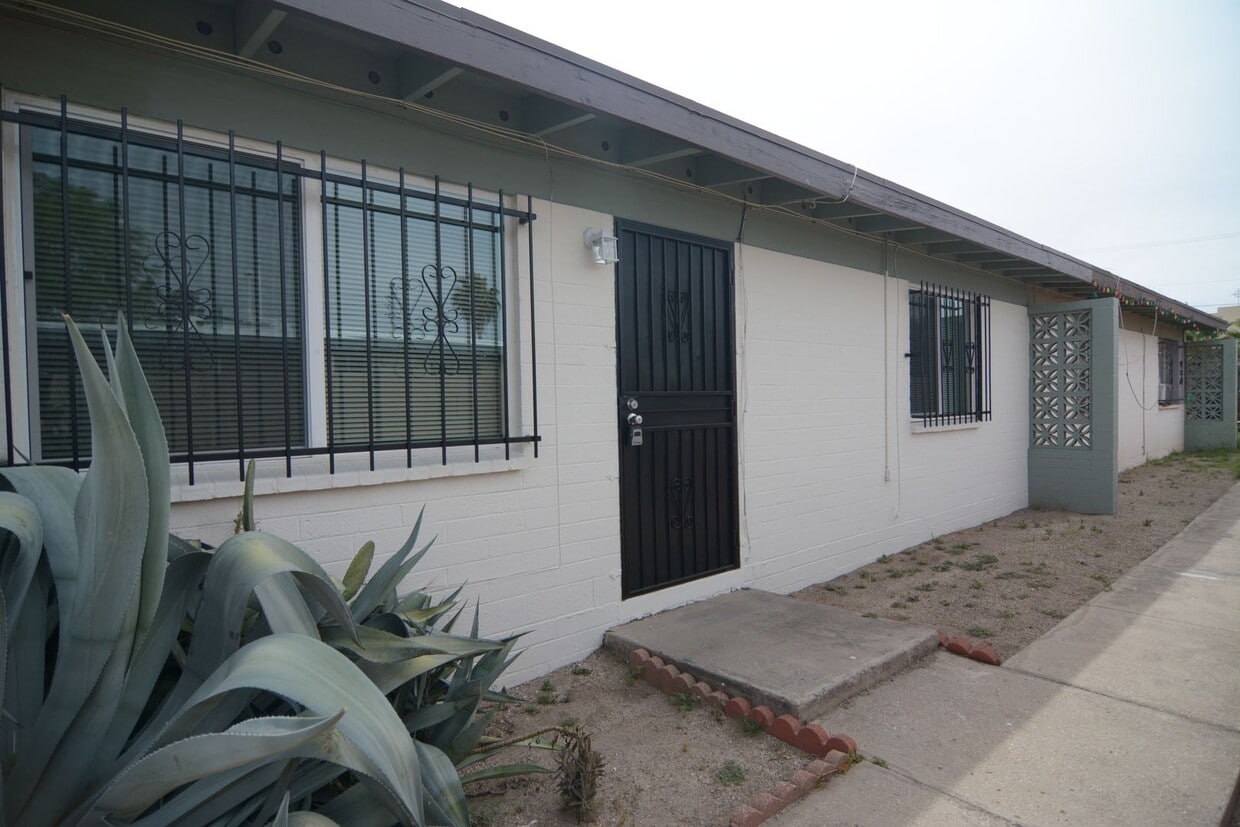 Remodeled 2 Bedroom 1 Bath Triplex! Close ... - Remodeled 2 Bedroom 1 Bath Triplex! Close ...