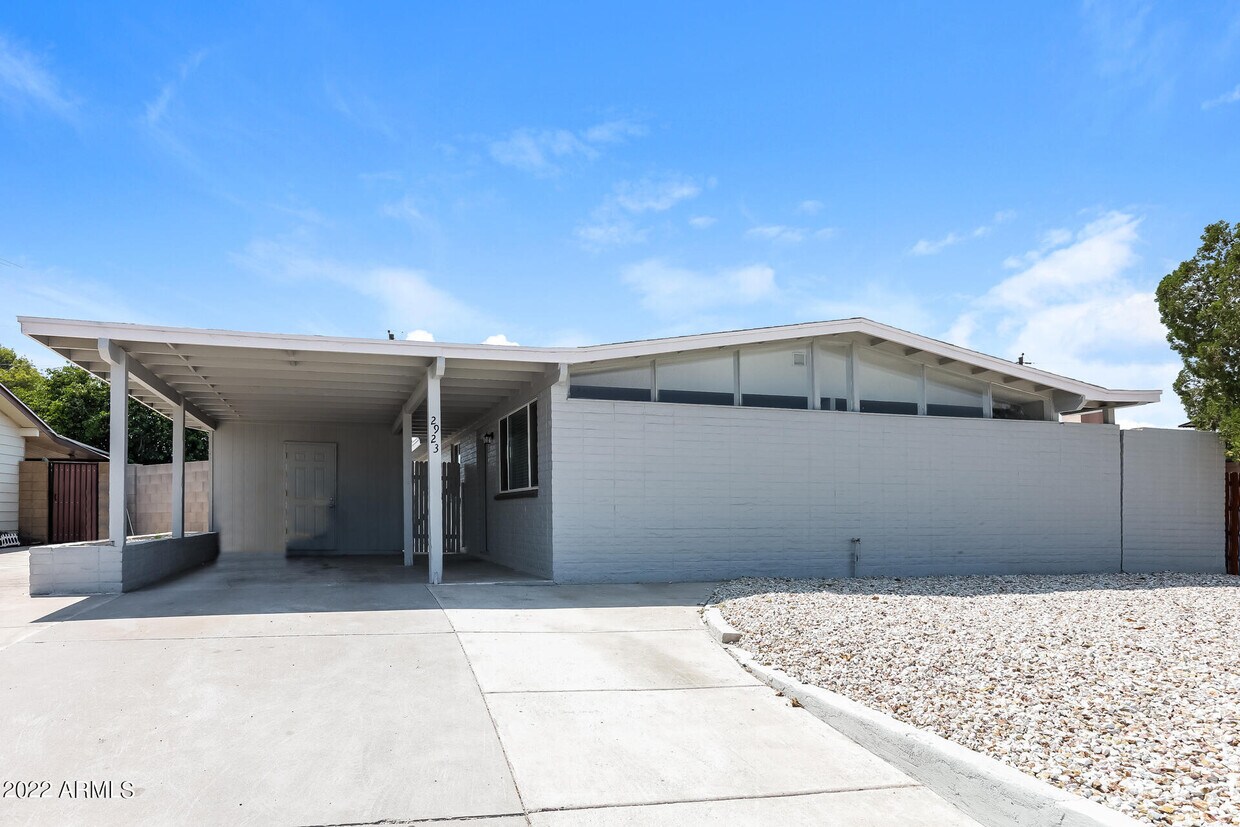 2923 W Country Gables Dr, Phoenix, AZ 85053 House for Rent in Phoenix
