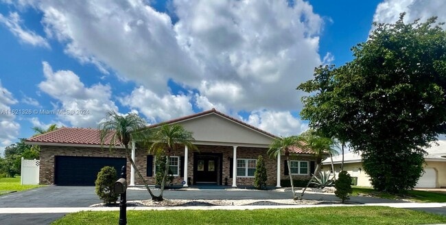 Building Photo - 16530 Lake Tree Dr