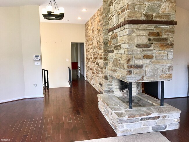 Building Photo - 3 br, 2.5 bath House - 7 Nob Hill Park Dr