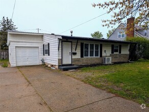 Building Photo - 650 E 38th St