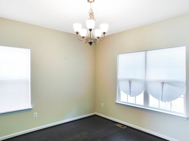 Building Photo - Lovely Brick 3 Level End Unit Townhouse wi...