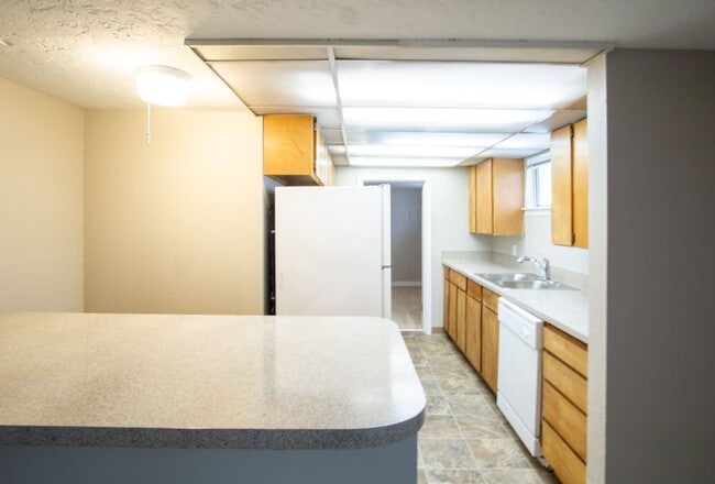 Building Photo - Great NW Location: Spacious 1 Bedroom Ready Now!