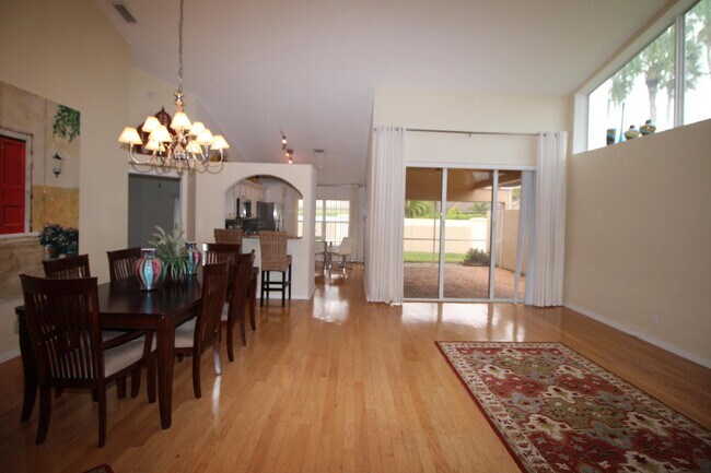 Foto del edificio - 404 Sabal Palm Ln