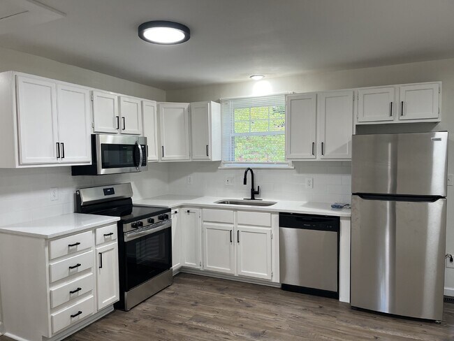 Building Photo - "Charming 3-Bed Home at 1527 Cherry Tree D...