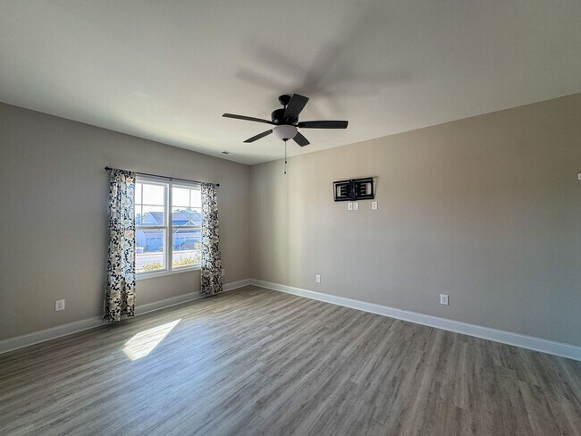 Foto del edificio - Beautiful 4 Bed 3 Bath Home with Bonus Room