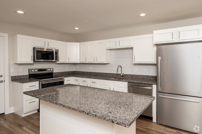 2BR, 2BA - 950SF - Kitchen - Auburn West Apartments