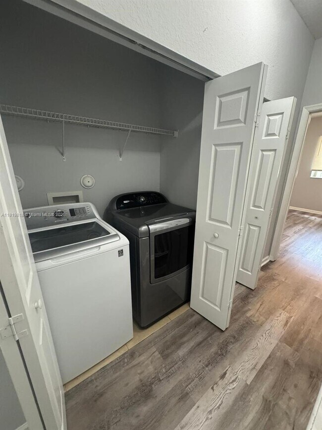 Building Photo - 8811 S Isles Cir