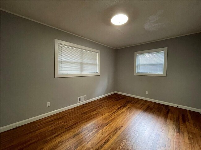 Foto del edificio - 3521 Raymond Dr