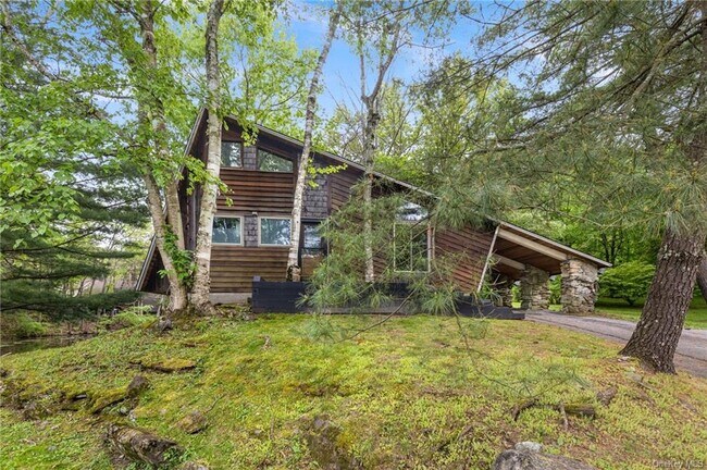 Building Photo - 306 Lake Lodge Dr