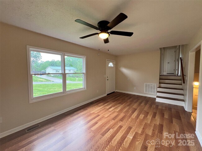 Foto del edificio - 140 Brookhollow Dr