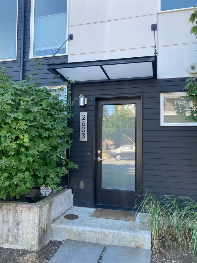 Foto del edificio - Ballard Townhome