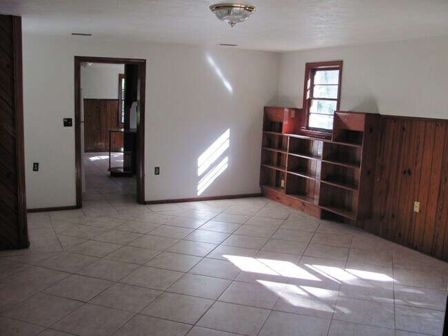 Foto del edificio - 2/2 house with ceramic tile!