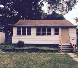 Building Photo - 302 Oakview Ave