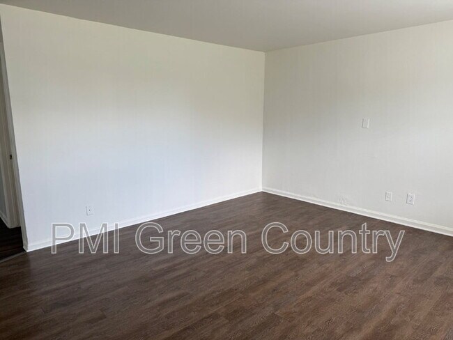 Building Photo - 321 W 62nd Pl N