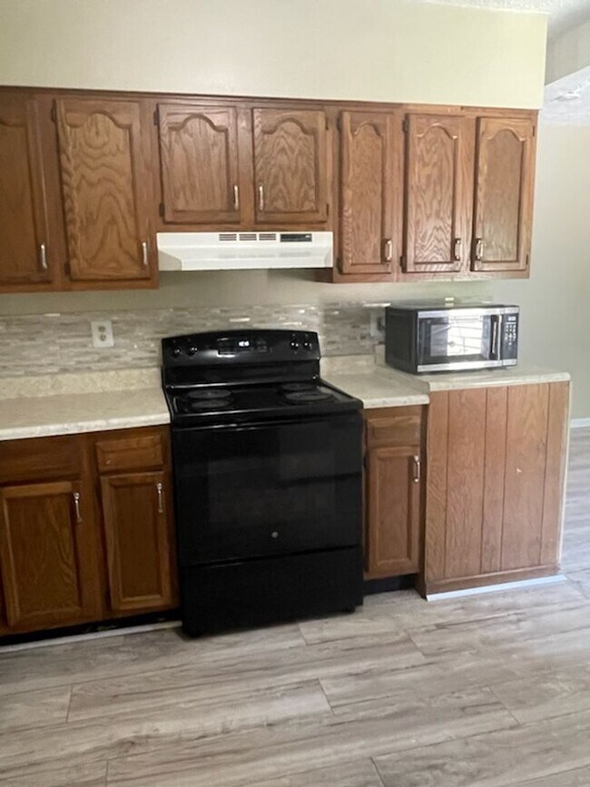 Foto del edificio - Two Bedroom One Bath Apartment In Huntington