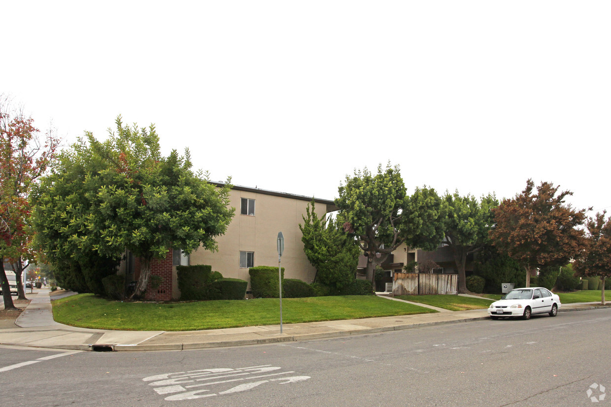 Primary Photo - 10161-10163 Park Circle West
