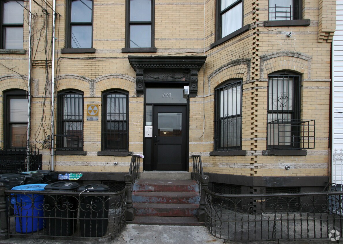 Building Photo - 920 Hart St