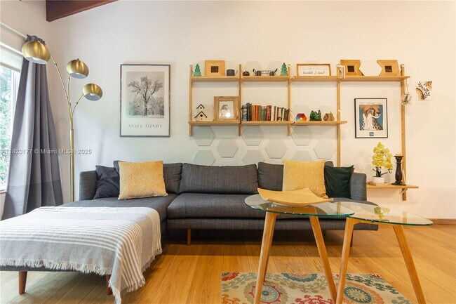 Foto del edificio - 521 NE 68th St
