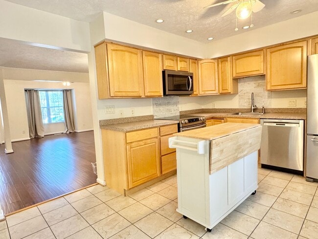Building Photo - Bright Townhouse with Finished Basement, F...