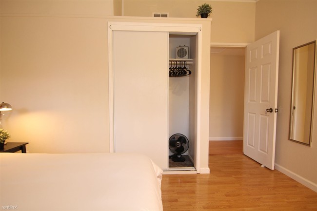 Building Photo - 286 Meadowlake Dr