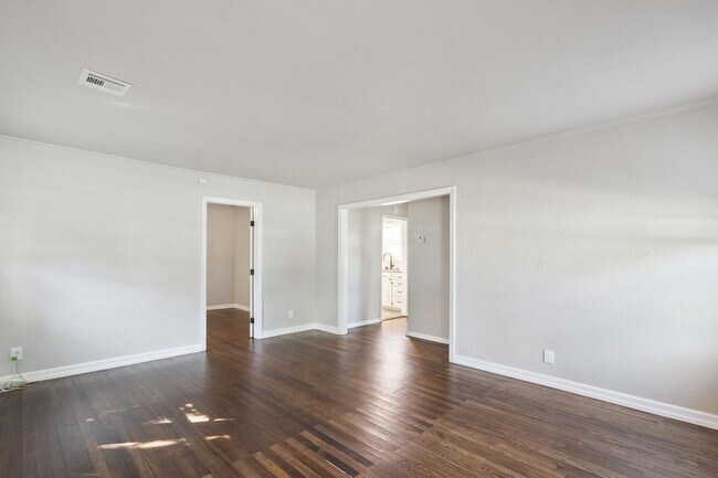 Foto del edificio - $500 Off The First Months Rent!! Location, Light & Lifestyle! 3-Bedroom Tulsa Beauty Near TU!