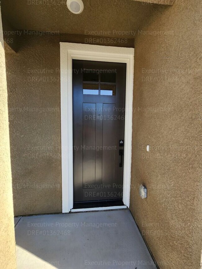 Foto del edificio - 4 bedroom/ 3 bathroom split-wing home.