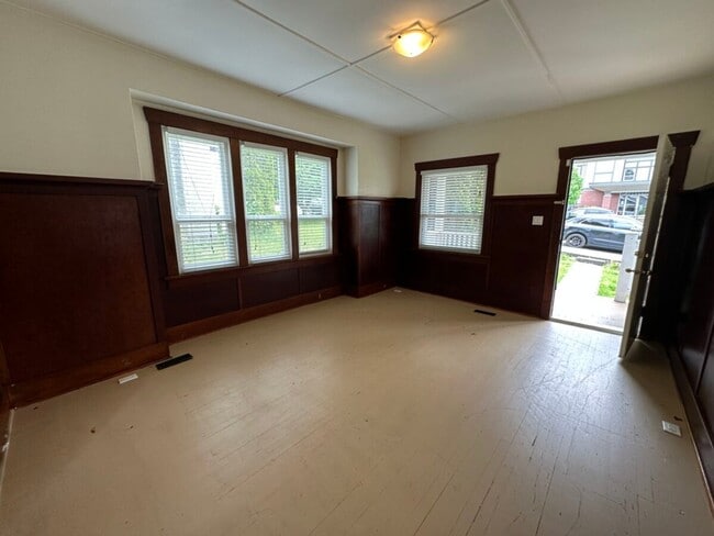 Building Photo - Rustic Charm Close to Downtown