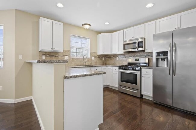 Building Photo - 438 Elm St