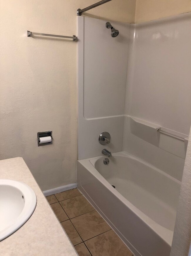 Building Photo - 2 Bed/ 1 Bath House with Fenced Yard