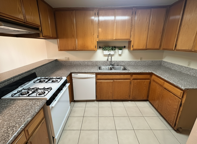 Foto del edificio - 10318 Commerce Ave