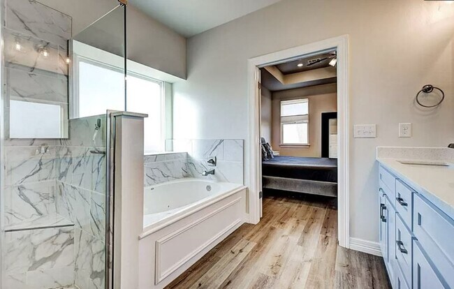 Foto del edificio - New Updated 3 bed 2 bath in Yukon!  $500 o...