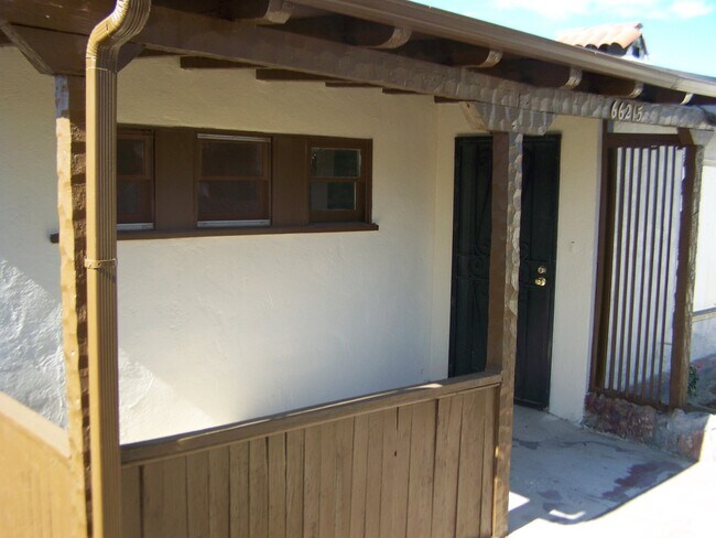 Foto del edificio - 2 Bed +1 Bath SINGLE FAMILY HOME + HUGE ba...
