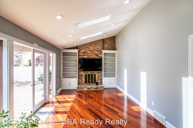 Building Photo - 3 br, 2.5 bath House - 1147 Nantucket Ave