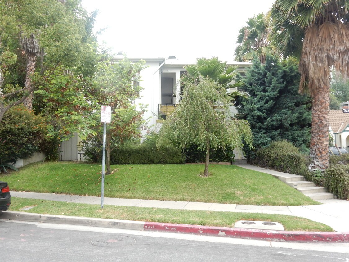 Front - 1918 Talmadge St