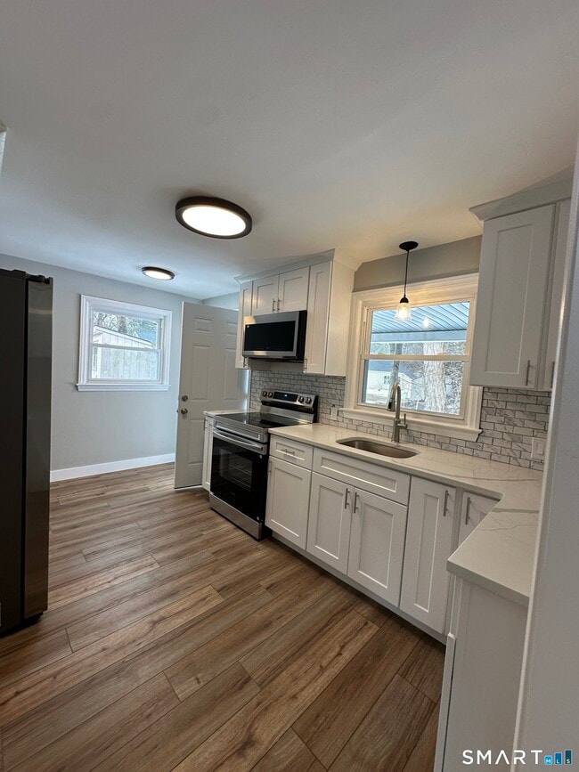 Foto del edificio - 11 Fyler Dr