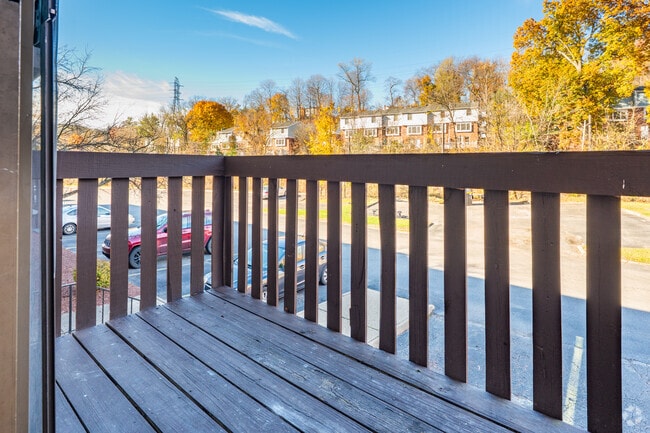 2BR, 1BA - 667SF - Balcony - Sandy Creek