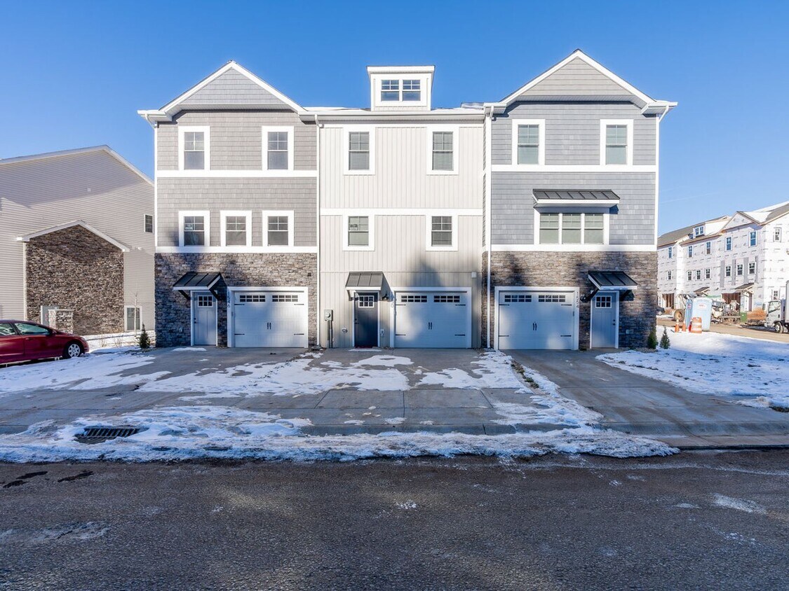 Spacious Luxury Townhome! Outstanding Loca... House Rental in