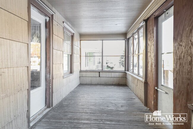 Foto del edificio - Charming 3-Bedroom Home with Updated Features and