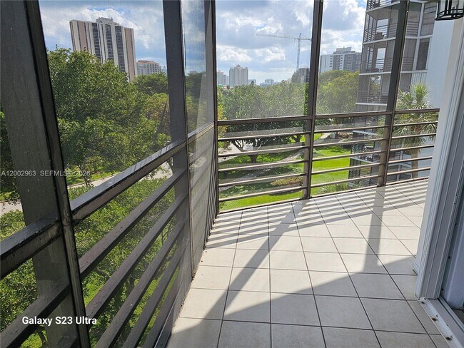 Foto del edificio - 20400 W Country Club Dr