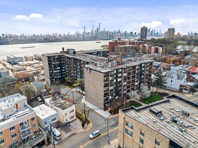 Foto del edificio - 9060 Palisade Ave